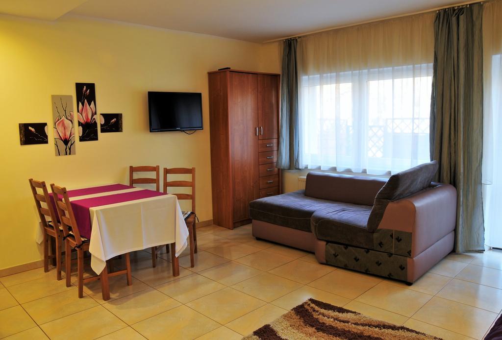Apartamenty I Pokoje Przy Parku Jelenia Gora Room photo